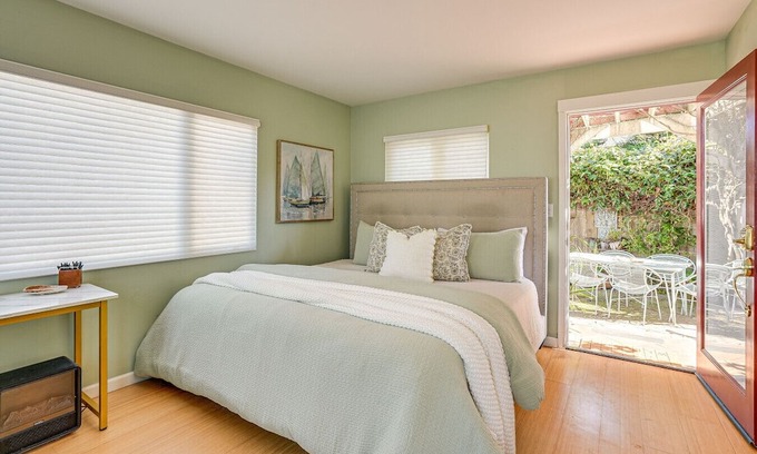 Westside Santa Cruz Apartment | Modern Santa Cruz Studio Near Beach + Hot Tub