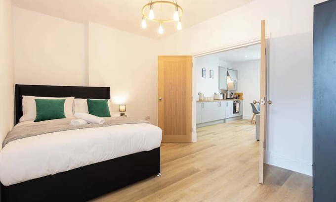 Walkden Apartment | NEW! Pristine Flat, Ideal for Business, Sleeps 4!