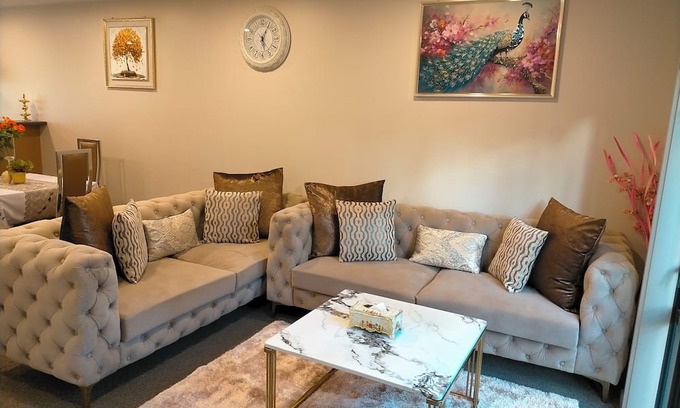 Parnell House | Parnell! Elegant & Modern 3Bedrooms Townhouse with Patio+ Garage-Auckland CBD