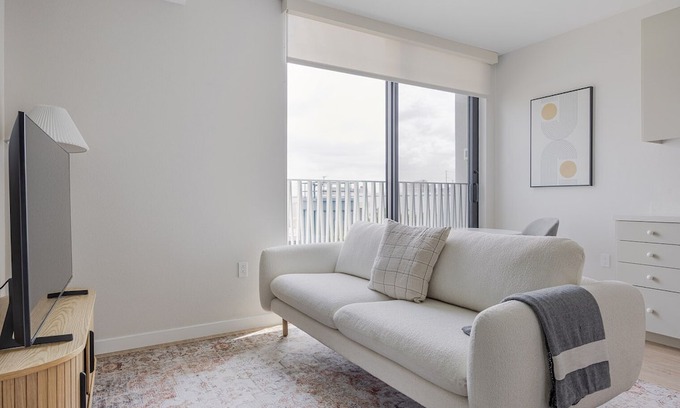 Chinatown Apartment | Blueground | Downtown, elevator, nr parks