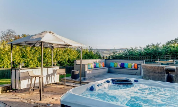 Fence House | Woodland Retreat - 7 Bed/Hot Tub - Ideal for Hen Parties & Other Celebrations