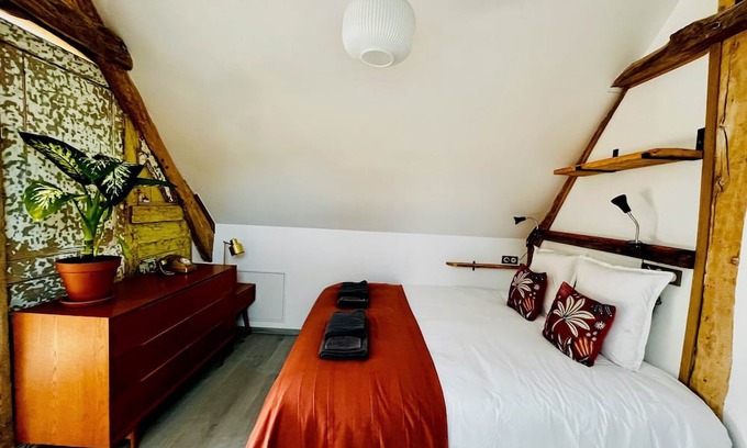 La Madelaine-sous-Montreuil Apartment | Studio, 2 people (upstairs)