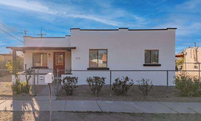 Barrio Hollywood House | Charming 2-bedroom house with WiFi, AC in lovely Tucson