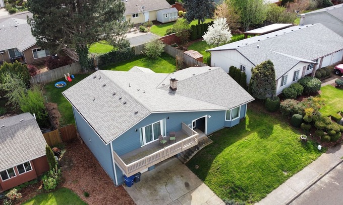 West Salem House | Spacious 4BR home w/hot tub near Salem wineries & family fun!