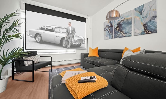 Gastown House | Luxury 3 Bedroom Townhome in Downtown Vancouver with Rooftop Patio