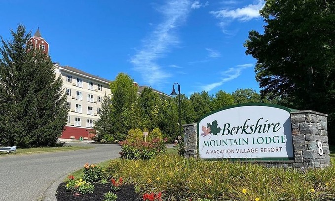 Pittsfield Condo | Thanksgiving in Pittsfield, Mass.- 1 BR 1 Ba. Snow & More! 11/26-11/29/2025