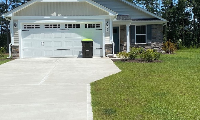 Tabor City House | Charming 2-bedroom house in Tabor City with WiFi andAC. Covered Back Porch.