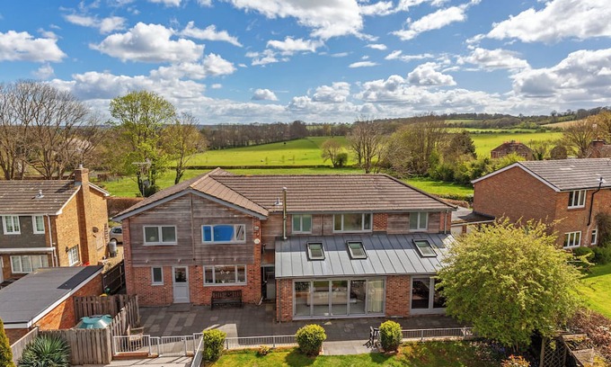 Broughton House | Perfect family getaway in the stunning Test Valley with a swimming pool!