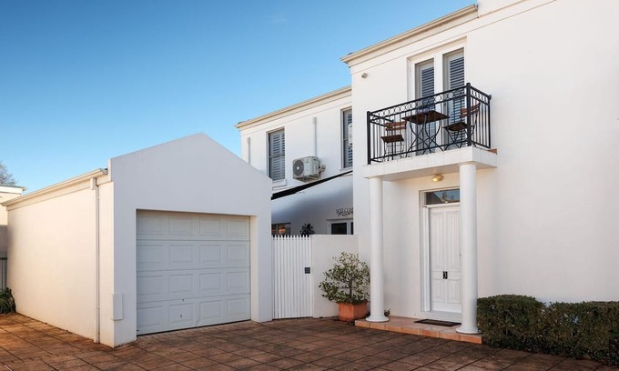 Albury House | Elegant Englehardt Villa - Gorgeous two bedroom townhouse in central Albury