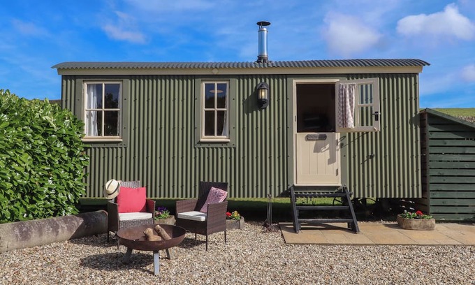 Kennerleigh Cottage | SHEPHERDS BLISS, romantic, with hot tub in Cheriton Fitzpaine