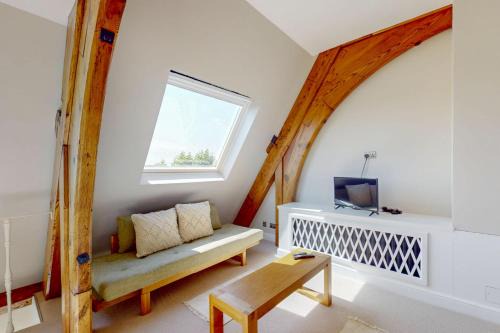 Ravenscourt Park Apartment | Modern 3 Bed Duplex near Stamford Brook Station