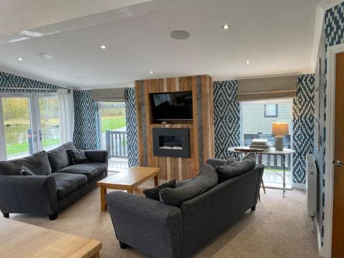 Holton Le Clay House | Luxury Lakeside Lodge 2