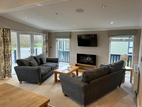 Holton Le Clay House | Luxury Lakeside Lodge 4