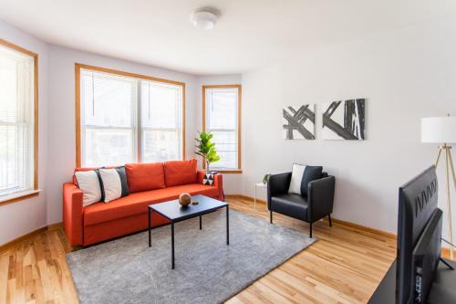 Logan Square Apartment | Cozy and Comfy Condo Near Wrigley | Cubs | Logan Square HL1